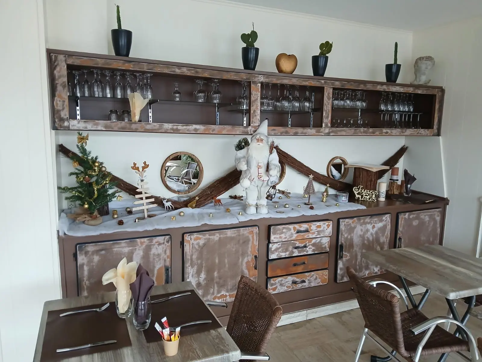 Espace buffet et bar Hôtel Au Bon Séjour - Décoration soignée