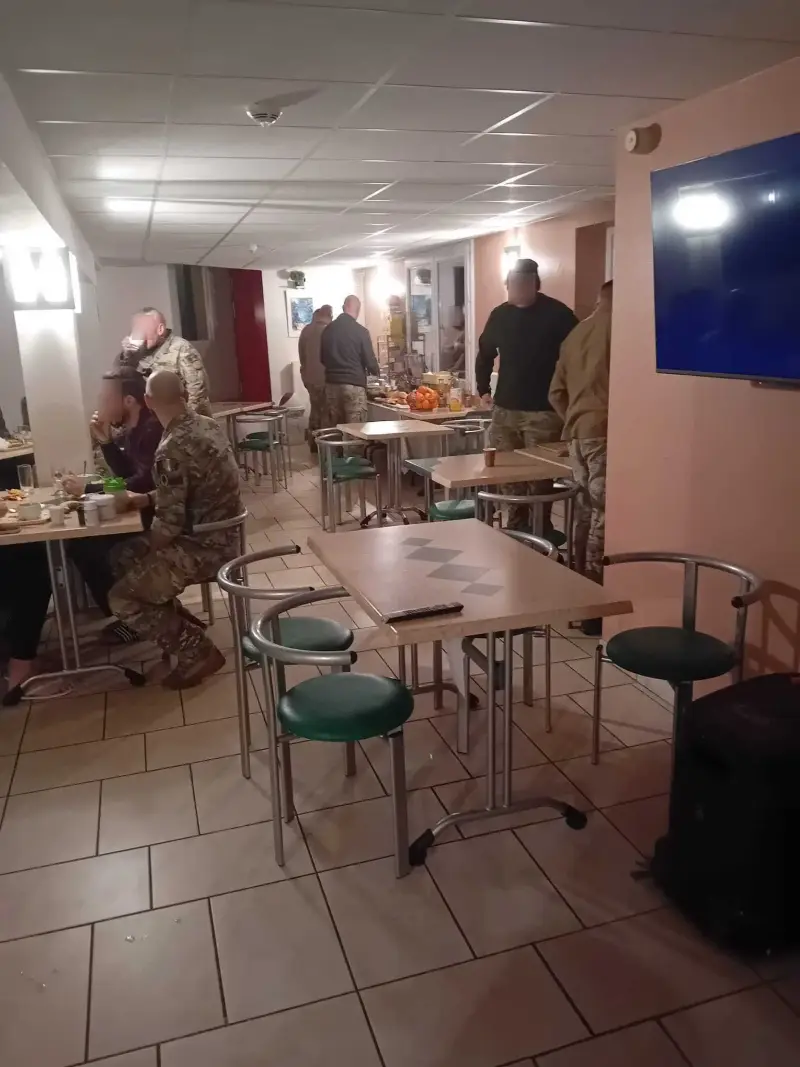 Groupe de personnes dans l'Hôtel Au Bon Séjour