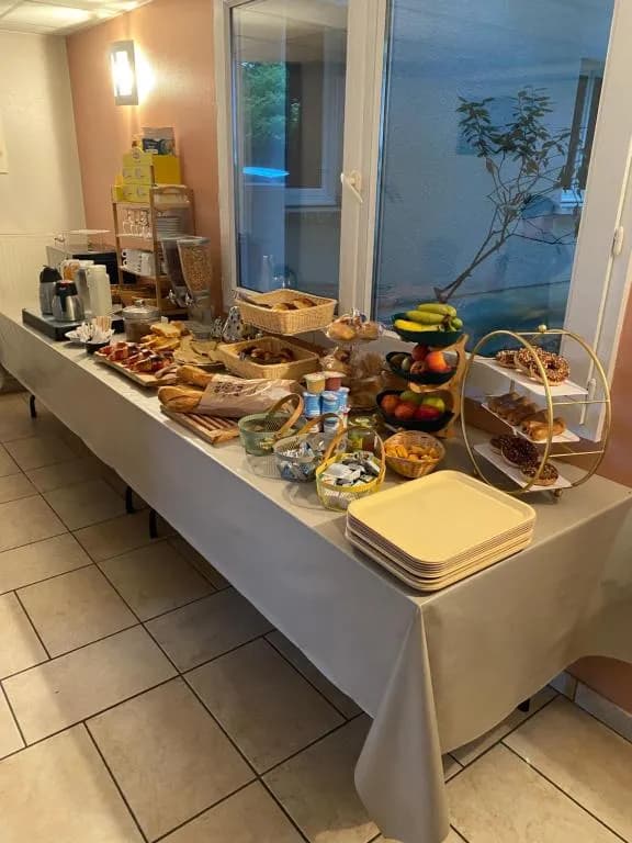 Buffet petit-déjeuner - Hôtel Au Bon Séjour Vitry-le-François