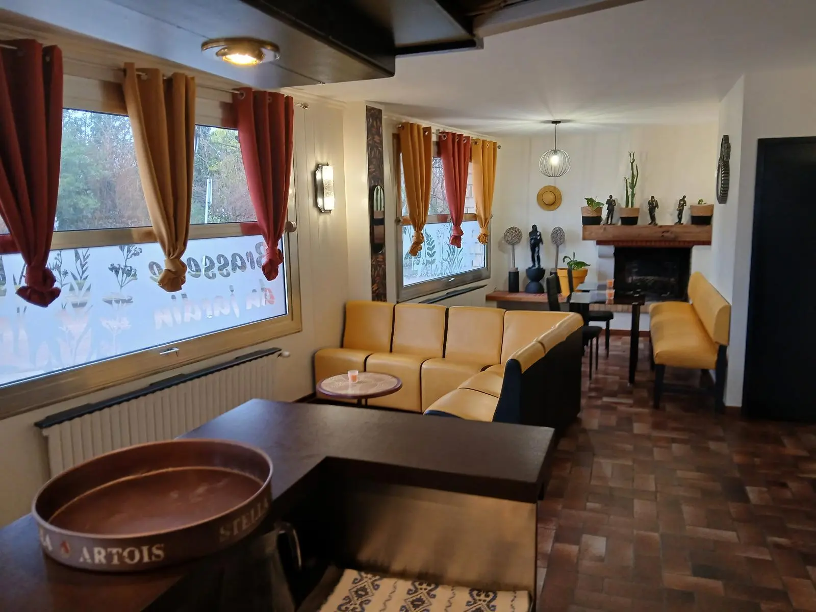 Salon cosy avec cheminée - Hôtel Au Bon Séjour Marne